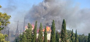 Масштабный пожар в кемпинге в Форосе: появились кадры с места ЧП