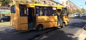 Следи на чем едешь: из запорожской маршрутки на ходу лилось топливо