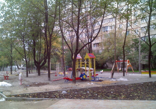 Пока же новые детские площадки, которые появляются в жилых массивах, город закупает в других городах. 