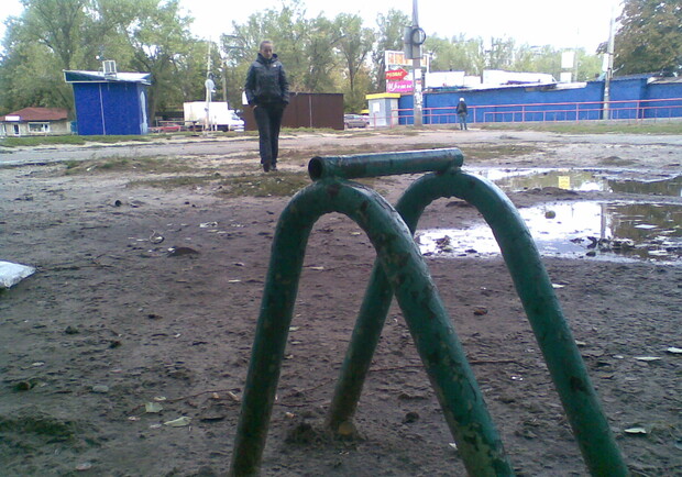 От детской площадки остался только остов бывшей качели. Фото автора