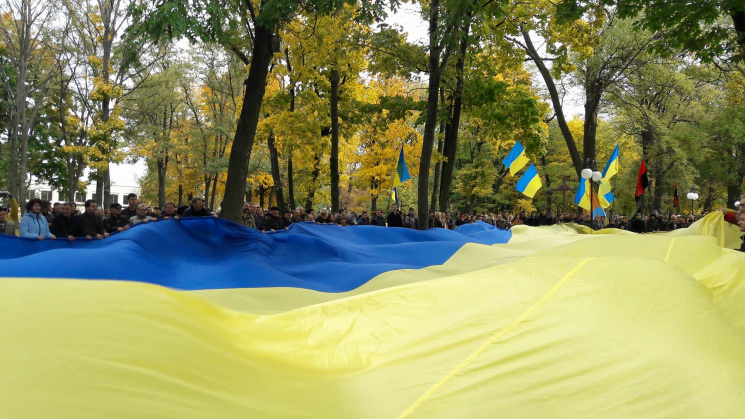 Новость - Досуг и еда - Фотофакт: в центре Харькова развернули огромный флаг Украины
