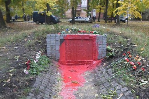 Новость - События - День защитника Украины: в Харькове вандалы изуродовали памятник воинам УПА