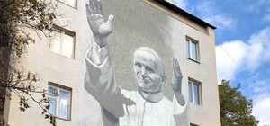 Скандал: вандалы разрисовали свастикой мурал Папы Римского Иоанна Павла II