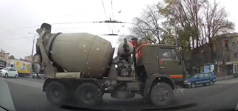 Новость - События - Напролом: очевидцы сняли видео, как бетономешалка ехала на красный