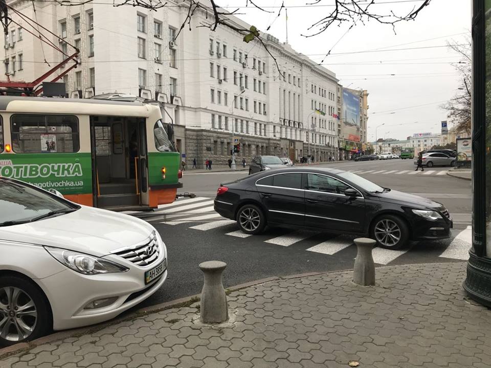 Новость - События - Отличился: харьковчанин припарковался на "зебре" в центре города