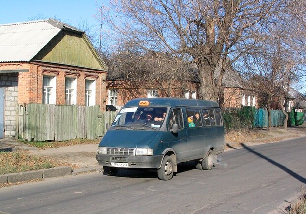 На схемах, вывешенных в салонах автомобилей ГАЗ-32213, которые выходят на 232-й маршрут, не указан железнодорожный переезд. Фото: gortransport.kharkov.ua