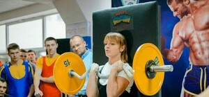 Подняла на бицепс: харьковская патрульная установила новый рекорд Украины