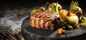 Стейки з мангалиці, безлімітна подача та тортури: ТОП львівських закладів, де готують м’ясо