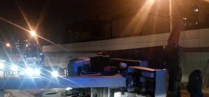 Фотофакт: в Харькове упавший кран облэнерго заблокировал движение