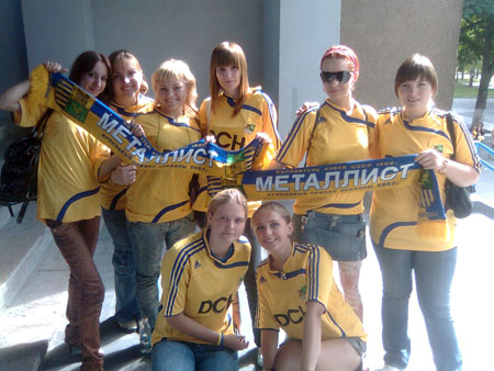 Девушкам фанаткам "Металлиста" могут запретить сидеть в фан-секторе.  Фото kp.ua