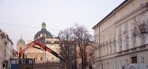 Подих зими: на площі Ринок монтують ковзанку