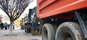 Фотофакт: плитку в центре Симферополя разрушают КамАЗы