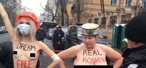 Засветились: Femen устроили акцию возле Администрации Президента