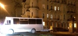 Вместо газона: в Одессе под памятником устроили парковку