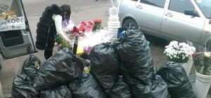 Фотофакт: возле Центрального вокзала цветочники продают букеты рядом с мусором