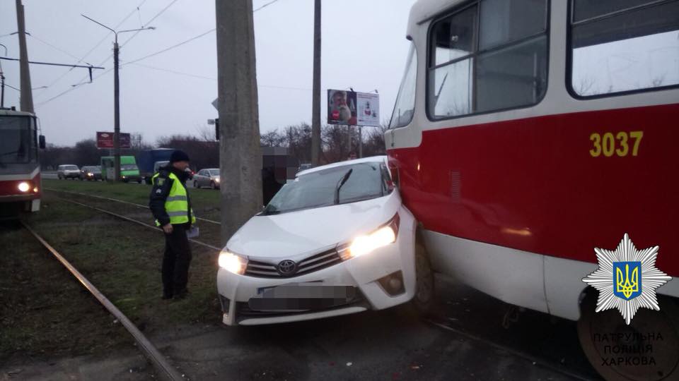Новость - События - Есть пострадавшие: в Харькове трамвай столкнулся с автомобилем