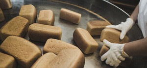 Не поперхнись: одесситка обнаружила в хлебе шуруп