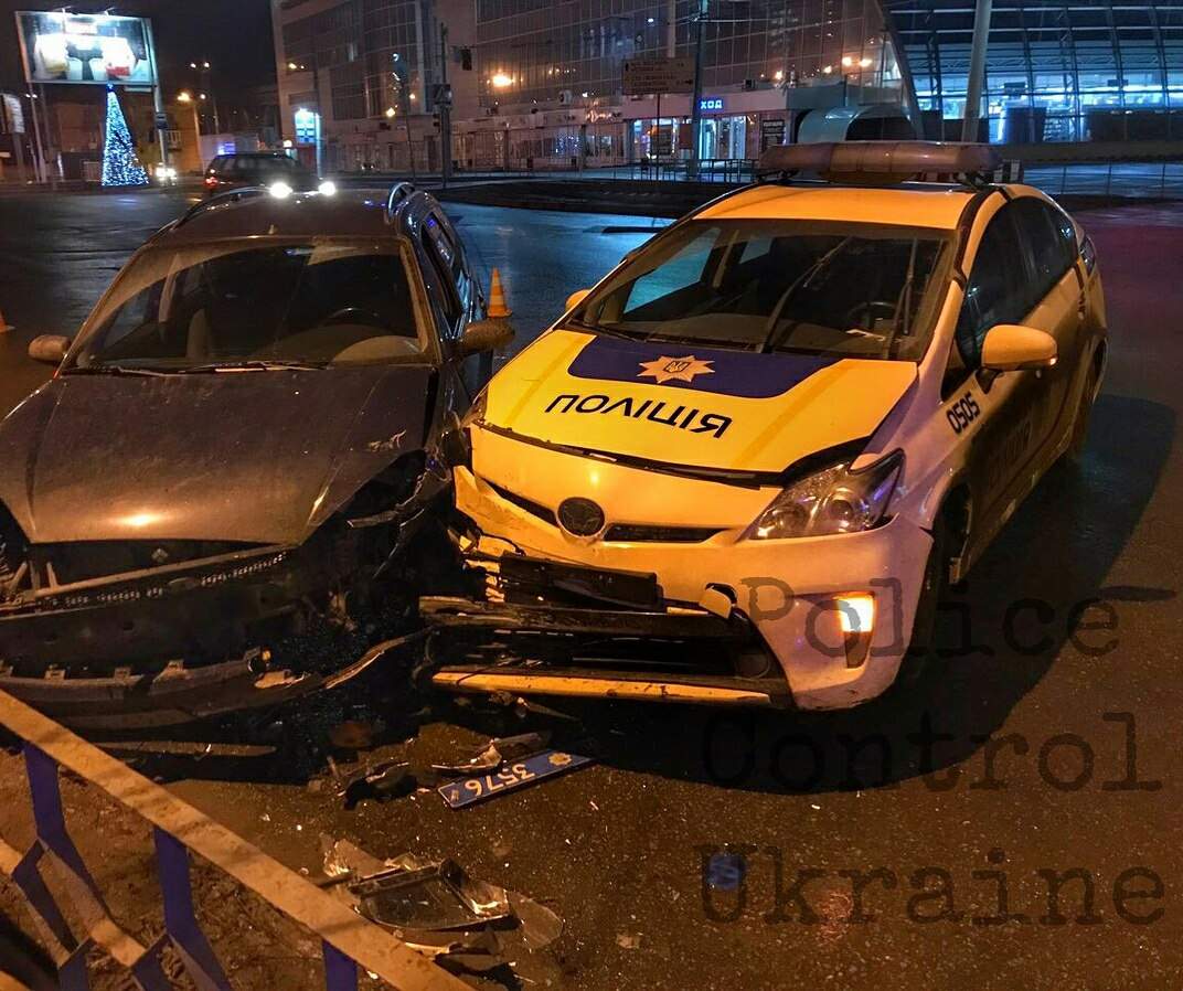 В Харькове патрульные полицейские на автомобиле "Тойота Приус" попали в ДТП. 