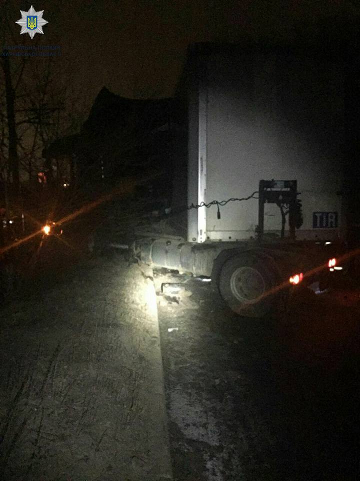 Новость - События - Скользкие дороги: в Харькове грузовик снес столб