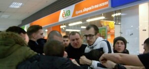 Кровь и гильзы: в харьковском торговом центре произошла потасовка
