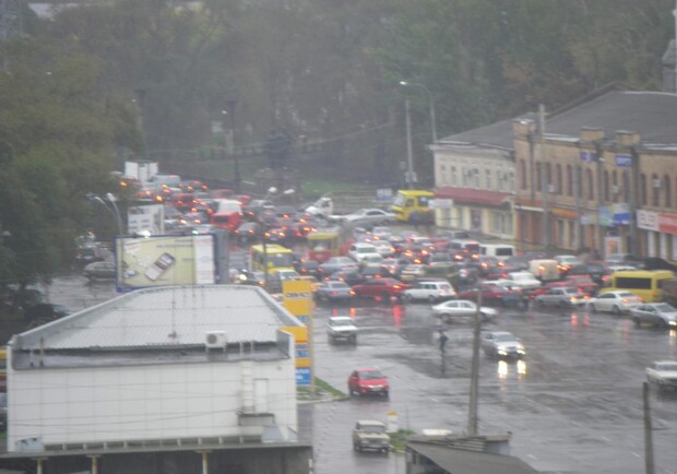 ГАИ просит не выезжать в центр города без особой надобности. 