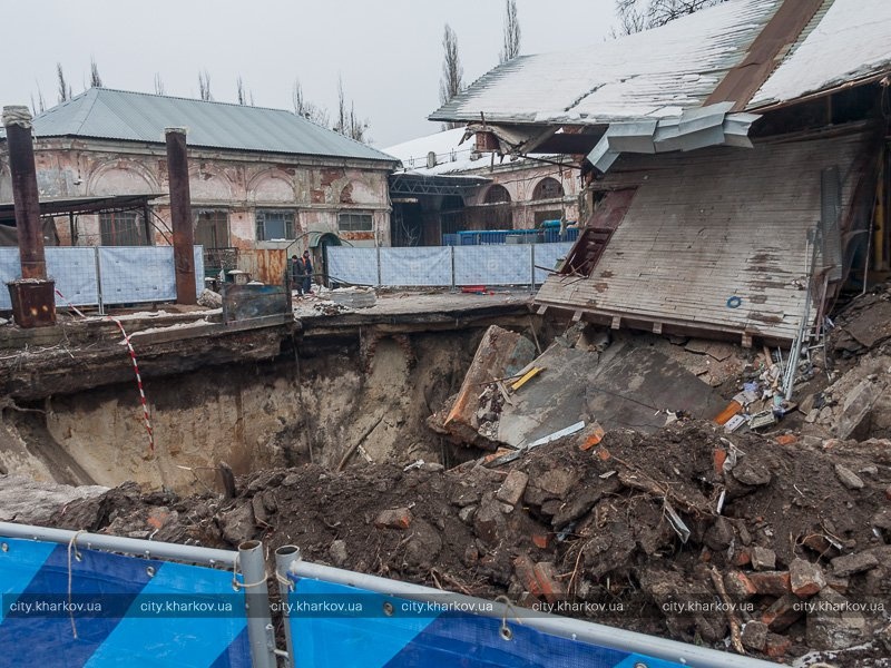 Новость - События - Видеофакт: яма после обвала здания в Харькове увеличилась в полтора раза