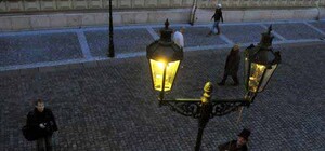 Кому повезет: в Симферополе начали менять лампы в уличных фонарях