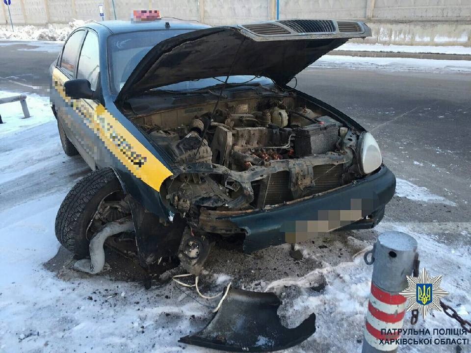 Новость - События - Есть пострадавшие: на проспекте Гагарина такси влетело в шлагбаум