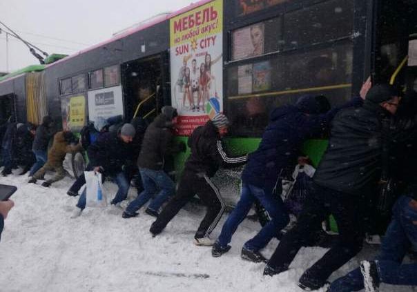 В Харькове люди толкали троллейбус, застрявший в снегу. Фото: Трамвайныйдрифт Харьков