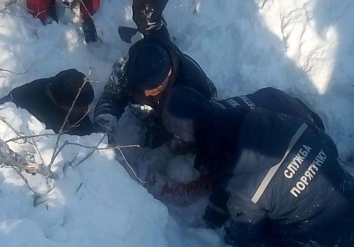 В Харьковской области из-под снежного завала достали ребенка. Фото: dsns.gov.ua