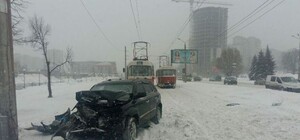 Есть пострадавшие: в Харькове внедорожник столкнулся с трамваем