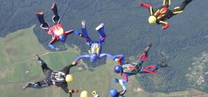 В Севастополе на выходных небо заполнили парашютисты 