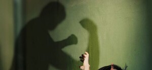 Отеки и ушибы: у девочки, которую избивала няня, ухудшилось здоровье