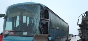 Всмятку: под Харьковом автобус столкнулся с бетономешалкой