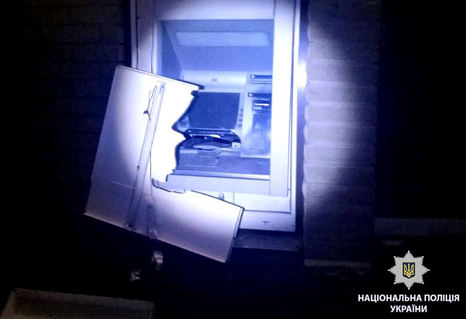 Банк обещает награду за информацию о тех, кто взорвал банкомат. Фото: полиция Харькова