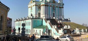 Свято место пусто не бывает: после сноса МАФов Андреевский спуск оккупировали автохамы