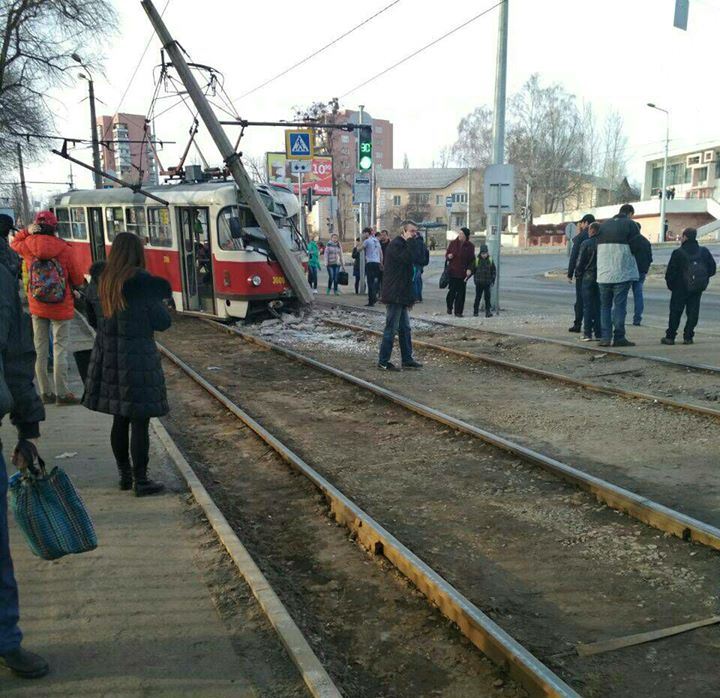 В Харькове трамвай на Клочковской врезался в столб 5 апреля 2018 года