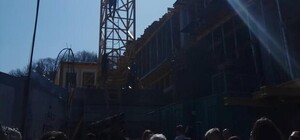 В знак протеста: на Андреевском спуске активисты захватили строительный кран