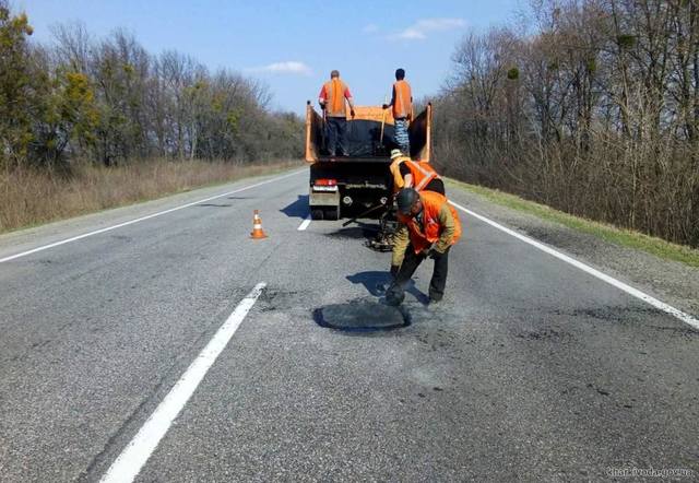 В Харьковской области проводят ямочный ремонт дорог. Фото: ХОГА