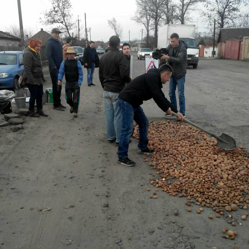 Ямы на трассе Харьков-Гороховатка засыпали картошкой. Фото: Дмитро Булах/Facebook