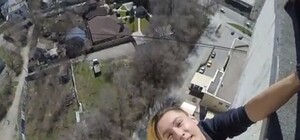 Кровь стынет: запорожский руфер повис на крыше 20-этажного дома (ВИДЕО)