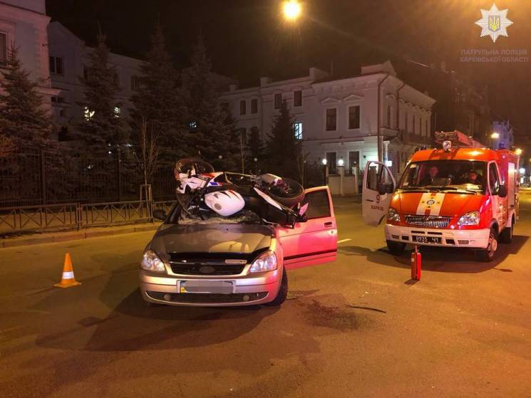 В Харькове на Пушкинской мотоцикл вылетел на легковушку. Фото: полиция Харьковской области