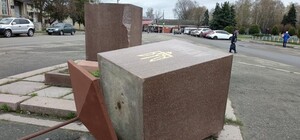 Кто это сделал: под Харьковом разбит постамент с флагом