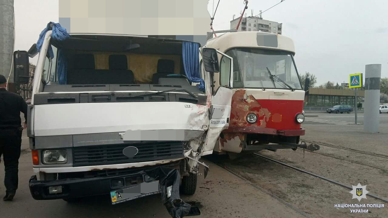 В Харькове 24 апреля грузовик столкнулся с трамваем. Фото: полиция Харьковской области