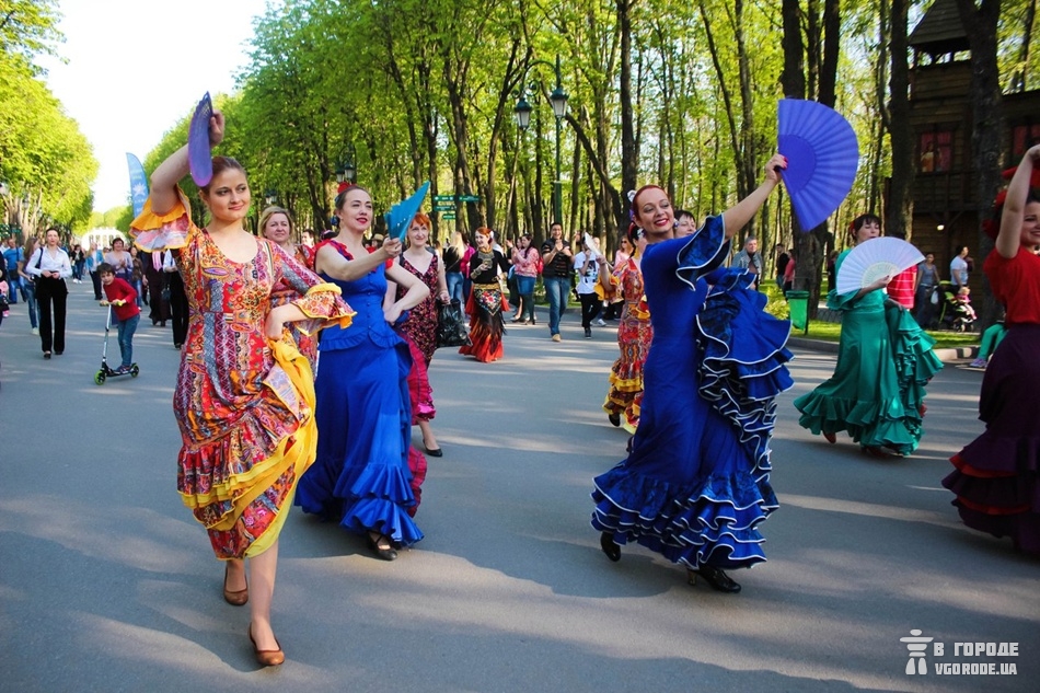 Карнавал культур в парке Горького