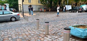 Видеофакт: автохам-иностранец наглым образом попал на закрытый для проезда Андреевский спуск