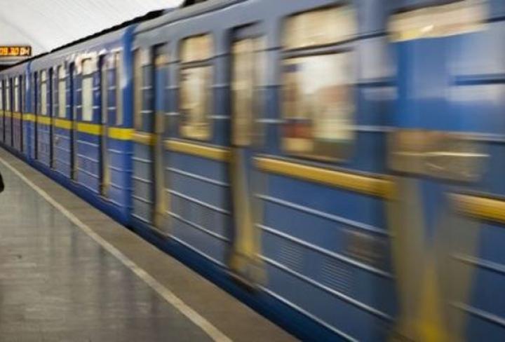 В Харькове мужчина упал на рельсы в метро