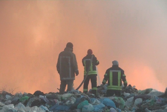 Под Харьковом произошел пожар на свалке в районе Рогани. Фото: ГСЧС в Харьковской области
