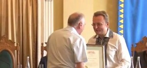 Святковий скандал: мер Львова нагородив проросійського активіста
