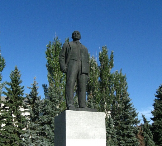 В Изюме продают памятник Ленину за 500 000 гривен. Фото: Шукач
